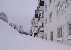 На Сахалине лавина выдавила окна в квартирах жилого дома