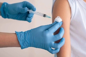 Законно ли увольнять работника за отказ вакцинироваться от ковида, объяснила юрист