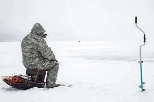 Российских рыбаков предложили штрафовать за рискованную зимнюю ловлю