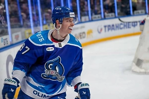 «Динамо» победило «Спартак» в дерби КХЛ благодаря игре Гусева