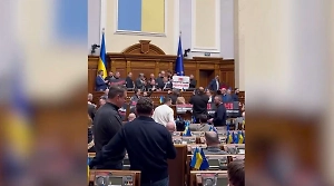 «Нет диктатуре»: Сторонники Порошенко* закатили истерику в Раде из-за санкций СНБО