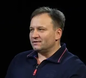 Ничего хорошего не стоит ожидать, потому что победила партия ХДС во главе с Фридрихом Мерцем. Он уже два раза объявлял ультиматум нашему президенту, а потом, соответственно, сдавал назад. В свою коалицию он, скорее всего, возьмёт тех же самых СДПГ, которые сейчас у власти. Думаю, что мы увидим на том же самом посту министра обороны Бориса Писториуса. В общем-то, это правительство будет наиболее реакционным из всех, которые мы видели до этого. 