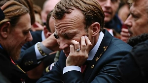 Унижения продолжаются: Трамп не потрудился выделить Макрону место за столом