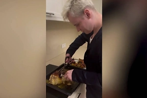 Екатерина Мизулина побаловала SHAMAN запечённой курочкой и получила лестные комплименты