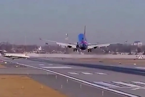 Появилось видео невероятного ухода пассажирского Boeing от столкновения с бизнес-джетом в Чикаго