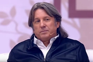 Я, например, человек, который знает, что такое закон сообщающихся сосудов. Я знаю, как ведёт себя вода. А мне говорят: «Нет, она ведёт себя совсем по-другому». Я думаю: как по-другому, если я каждый день наливаю чайник и вижу, как работает вода? А мне опять говорят: «Ничего вы не видите, это вам глаза врут». Фу, ёлки-палки. Да не врут мне глаза!