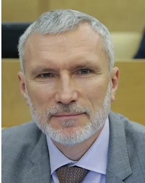 Зеленский ведь в принципе врёт, как дышит. Следует вспомнить хотя бы, с какими миротворческими лозунгами он пришёл к власти и в какую войну столкнул страну, едва получив президентское кресло. Он сам придумал аферу с редкоземельными металлами, предлагая их взамен на американскую помощь, хотя само наличие этих месторождений на Украине — большой вопрос. А когда США за эту идею зацепились, немедленно стал юлить, добиваясь каки-то новых условий в договоре.