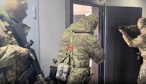 Гривны и бомба: Появилось видео из логова украинского диверсанта в Саратове