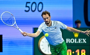 Даниил Медведев снялся с турнира в Дохе прямо во время матча