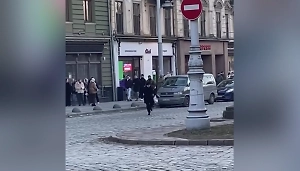 Житель Львова убежал из-под носа ТЦК, пока те грузили в бусик другого призывника