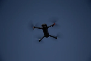 «Не забуду этот звук»: Украинка засняла российский дрон, заглядывающий в окна домов