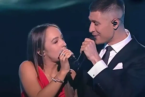 Мари Краймбрери выступила впервые после объявления о беременности, оголив живот