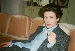 Военкомы ищут звезду «Аноры» перед началом весеннего призыва, пишут СМИ