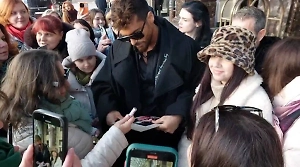 «‎Турецкий Джейсон Момоа» попал в засаду фанаток на выходе из отеля в Москве