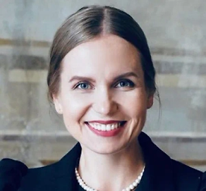 «Украина» произносилась намного меньше, чем названия наших стран, фамилии наших политиков и лидеров. Это означает, что всё-таки обсуждались больше наши дела. Индекс вспоминаемости — это больше такой пиар-термин и это всё-таки не из области делового протокола и этикета. Они [Путин и Трамп] в принципе говорили о взаимоотношениях одной и второй страны, то есть России и США, чем о третьей стороне, об Украине, при чём тут она вообще.