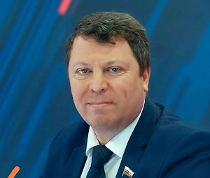 Поэтому, конечно, это всё, видимо, происходит в рамках попытки Зеленского каким-то образом «замириться» с Трампом после известной перепалки, чтобы в США как-то увидели этот памятник, через какие-то публикации, и сказали: «Ну вот, исправляются». Это какие-то заявления политического характера, которые должны понравиться американскому народу. Не знаю, дойдёт ли дело до установки нового памятника. В этом плане, конечно, это неравноценная замена.