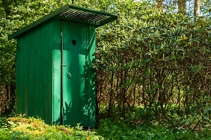 Россиянам объяснили, нужно ли регистрировать уличные туалеты на дачах