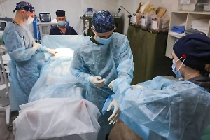 Военный хирург в полевых условиях удалил аневризму и спас жизнь бойцу СВО Художнику