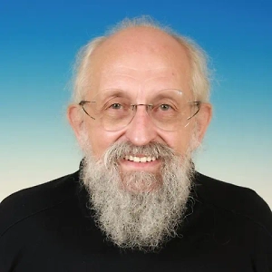 Лично я, скорее всего, буду встречать Новый год вчетвером: я, оливье, шампанское и телевизор. В такой компании уже не заскучаю. А если серьёзнее, Новый год — это, конечно, праздник семьи. И если нет семьи, то чаще всего есть люди достаточно близкие, чтобы их можно было считать родными и встречать Новый год совместно.