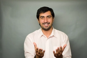 Транзитный Сатурн в Рыбах в 12-м доме (тайны, завершение) формирует квадрат к его Солнцу, что указывает на ослабление его влияния. Он задумал выторговать мир, сохранив лицо, но звёзды и реальность показывают, что его воспринимают как временную фигуру, особенно в Вашингтоне. Его план — протянуть время и добиться хоть какой-то победы, но Уран в Тельце (во 2-м доме ресурсов Украины) приносит неожиданные повороты, разрушая иллюзии.