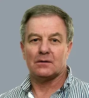 Сезон проходит, и, соответственно, появляются скидки на товары прошедшего сезона. Ведь впереди новый сезон, с новыми марками, дизайнами и модами. А старые товары нужно где-то хранить, что-то с ними делать. Шанс, что их купят, уменьшается, так как появляются новые модели.