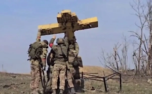 До мурашек: Видео с поднимающими крест бойцами ВС РФ восхитило иностранцев