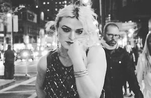 Ставший бездомной женщиной певец Оскар занимается проституцией в Нью-Йорке