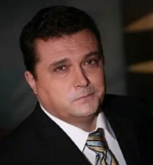 Что касается памятника, это очень важная тема. Рядом с метро «Братиславская» есть площадь имени Артёма Боровика. Там строится храм в честь Анатолия и Протелеона — это редкие святые, соратники Георгия Победоносца. Там по решению патриарха и мэра Москвы будет придел, в котором будут перечислены имена погибших на войне журналистов.