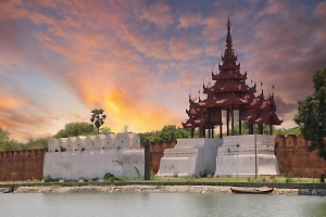 Королевский дворец Мандалай в Мьянме частично разрушен из-за землетрясения