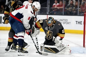 Овечкин вернул одноклубников на лёд, чтобы поприветствовать легендарного соперника