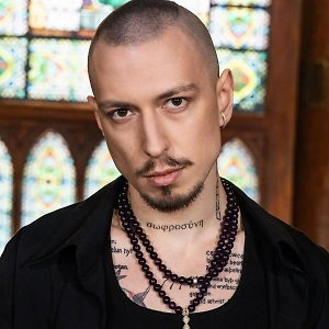 Я вообще не понимаю такую тему, когда люди пытаются наступить тебе на ногу, ты их отталкиваешь. И они такие: «В смысле? Зачем ты меня трогаешь, я же хороший». Люди, как правило, начинают нападать первыми, и если ты им чётко даёшь понять, что тебе это не нравится, они обижаются.