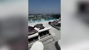 На чиле: Туристы плескались в бассейне на крыше небоскрёба в Бангкоке в разгар землетрясения