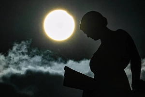 Жители Москвы и Подмосковья увидели затмение Солнца, несмотря на облачную погоду