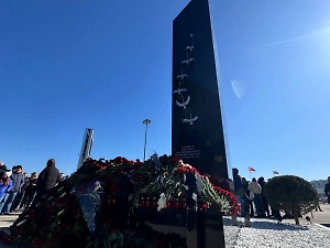Белые журавли и чёрный гранит: У «Крокуса» открыли мемориал в память о жертвах теракта