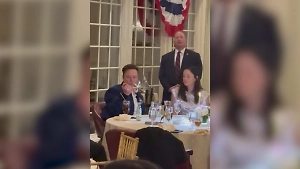 Маск заскучал на приёме у Трампа в Белом доме и стал героем мемов