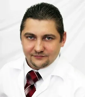 Наиболее опасной головной болью является та, которая возникла остро. Остро-стреляющая, распирающая, раздирающая, давящая боль чаще всего связана с какими-то сосудистыми катастрофами внутри головного мозга. Это может быть инсульт, кровоизлияние или субарахноидальное кровоизлияние.