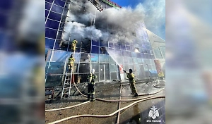 Мощный пожар охватил ТЦ в Нефтекамске, из огня спасены сотни человек