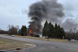 Легкомоторный самолёт упал на жилой дом и загорелся в штате Миннесота