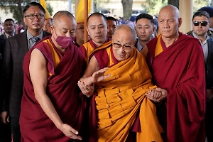 Реинкарнацию далай-ламы предложили признать по законам КНР