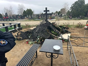 В Крыму власти и журналисты восстановили разгромленную могилу военкора Федорчака