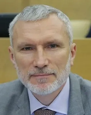 Сложно сказать, какие цели она преследует сейчас. Патриотические песни, безусловно, лучше, чем антироссийские высказывания в соцсетях, но всё ведь крайне важно, когда что-либо делается от души, а в искренности экс-примадонны давно уже у многих россиян есть сомнения.