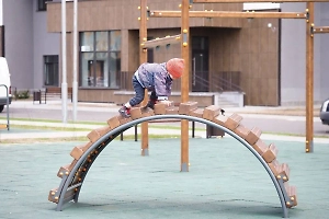 В Петербурге мальчик порвал почку, упав с высоты на детской площадке