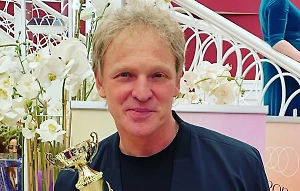 Мужчина говорит: «У меня было три жены, и каждая из меня пила кровь, пила и пила кровь». Второй спрашивает: «А у тебя какая группа?» Он отвечает: «Первая». Второй говорит: «Ну правильно, она ж всем подходит».