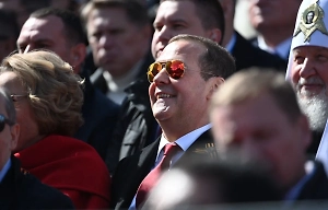 От «киевской шавки» до «фригидной старухи»: Медведев семь раз оскорбил Зеленского и ЕС в одном посте