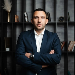 Кредит — это потребление будущего дохода, а если у вас уже сейчас не хватает денег на текущие расходы в виде подарка, то нет гарантии, что этот дополнительный доход появится у вас позже. Вас, к примеру, могут уволить, или вы уйдёте на больничный и платить будет нечем.