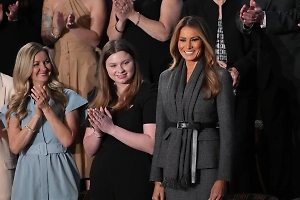 Стилисты разглядели скрытые послания в нарядах первой леди США Мелании Трамп