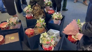 Участницы встречи с Путиным устроили распаковку и показали Life.ru, что подарил президент