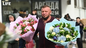 Панорама 360°: Life.ru в деталях показывает, как мужчины штурмовали цветочный рынок в Москве перед 8 Марта