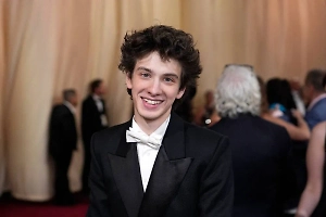 Актёр «Аноры» Эйдельштейн научил американцев выражению «плюс вайб активити» и стал мемом в TikTok