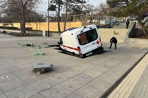 В Крыму машина скорой помощи провалилась в фонтан 